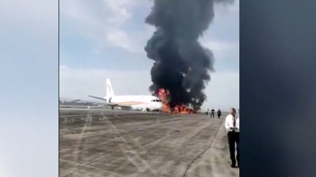 Captado en video: avión lleno de pasajeros se prende fuego en pleno despegue