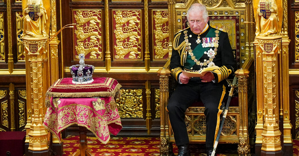 Charles da el discurso de la reina en la apertura estatal del parlamento en el Reino Unido