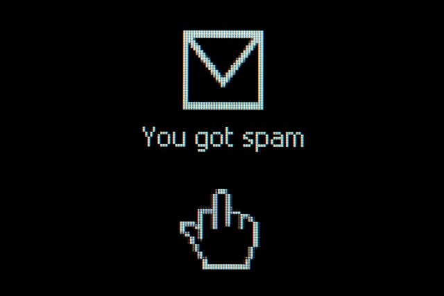 ícono de mensaje en un fondo negro que dice que recibió spam con un ícono de mano que muestra el dedo medio