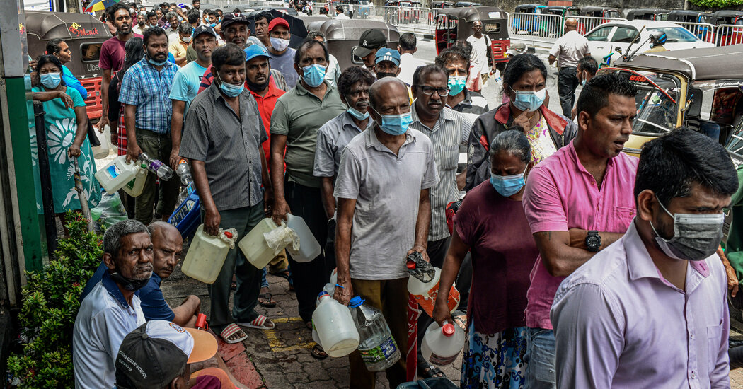 Con las bombas de gasolina casi secas, Sri Lanka enfrenta su ‘momento más difícil’
