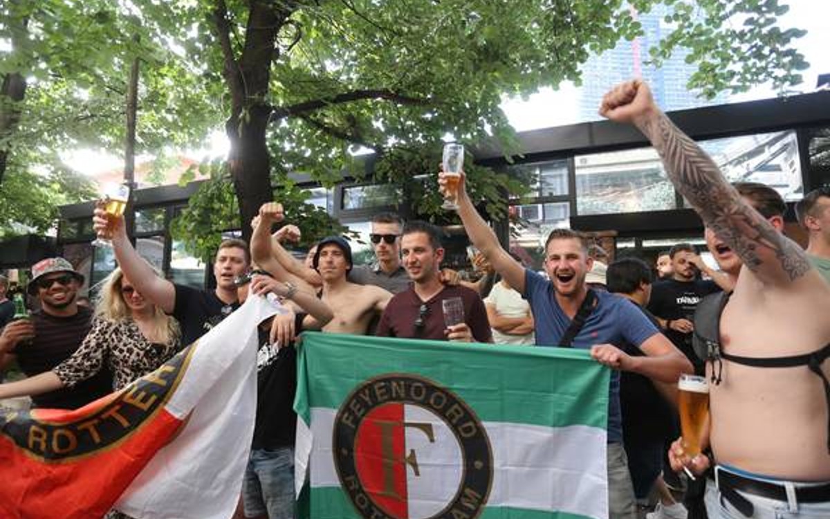 Conference League: Se enfrentan ultras de Feyenoord y Roma en calles de Tirana | Video