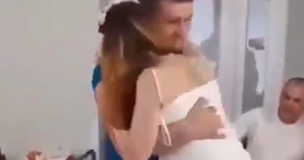 Conmovedor video de una enfermera ucraniana que perdió las piernas por una mina rusa y bailó al casarse en el hospital