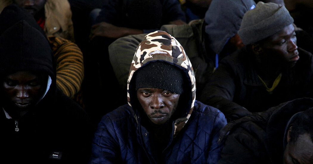 Decenas de migrantes mueren al hundirse barco frente a la costa de Túnez
