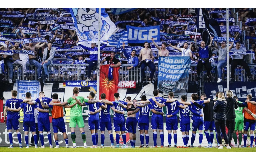 Deja varios heridos la celebración por el ascenso del Schalke 04 | Video