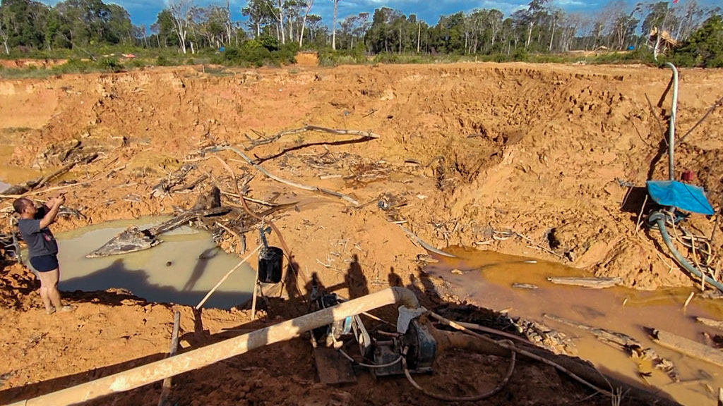 Deslave sepulta y mata a 12 mujeres en una mina ilegal de oro en Indonesia