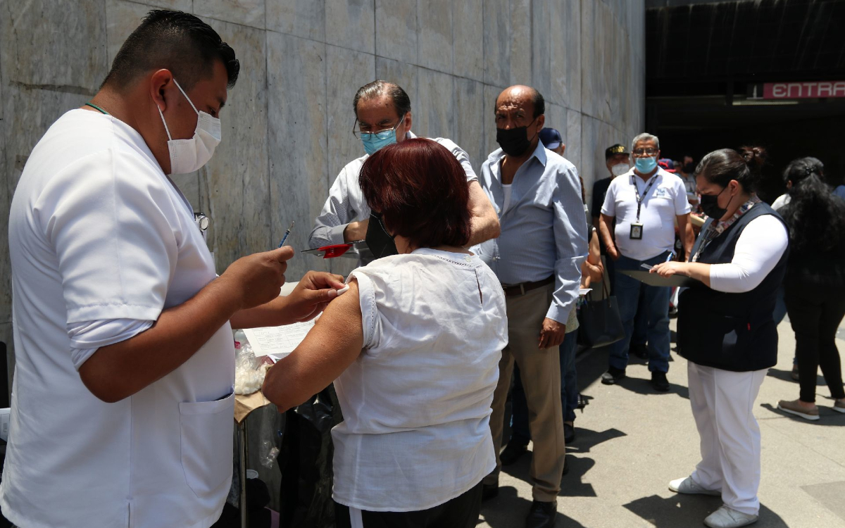Diputados panistas preparan demanda contra AMLO por campaña de vacunación contra Covid-19