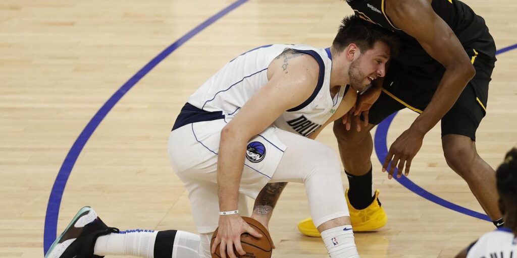 Doncic, patadas de desesperación durante la eliminación de los Mavericks