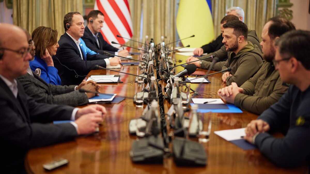 “EEUU está firmemente con Ucrania”: Pelosi tras visita a Zelenskyy en Kiev