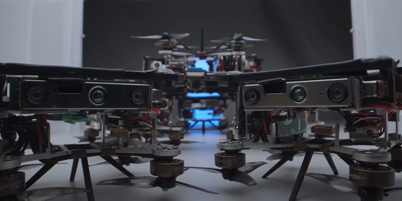 Echa un vistazo a este enjambre de drones autónomos que rastrea a una persona en la naturaleza