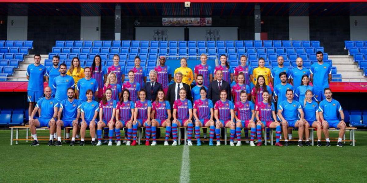 El Barça femenino se hace la foto oficial con Laporta