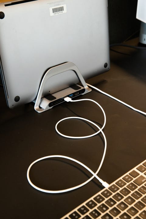 estación de acoplamiento de macbook a escritorio