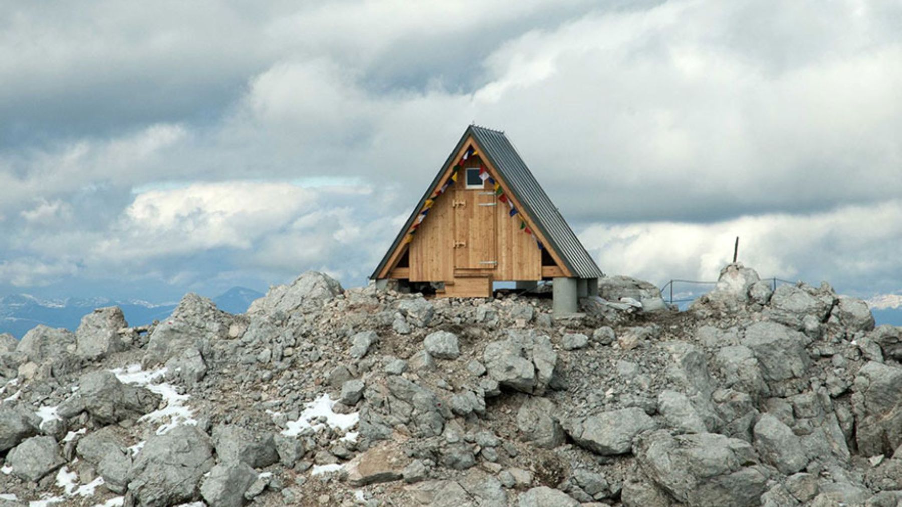 El curioso hotel de los Alpes que es gratis si consigues llegar a él
