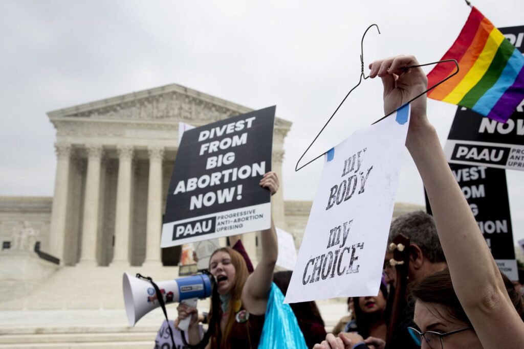 El derecho al aborto en Estados Unidos, bajo el mazo del Supremo más conservador