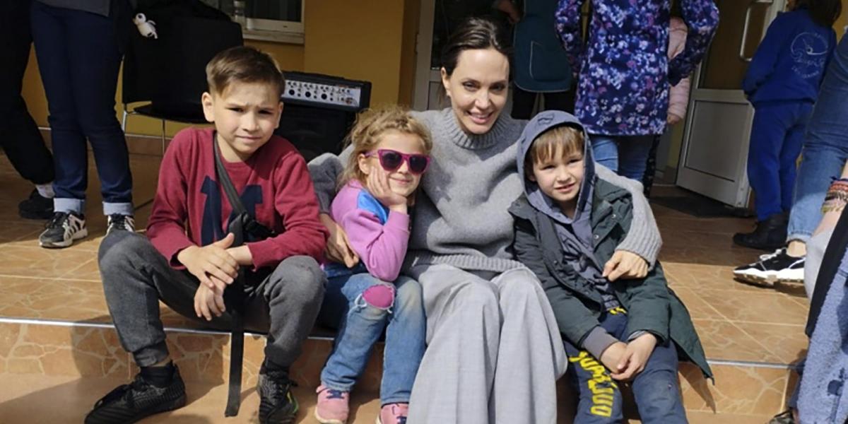 El momento en el que Angelina Jolie es evacuada al sonar sirenas antiaéreas en Lviv