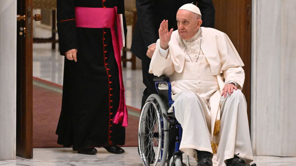 El papa Francisco llega en silla de ruedas a una asamblea