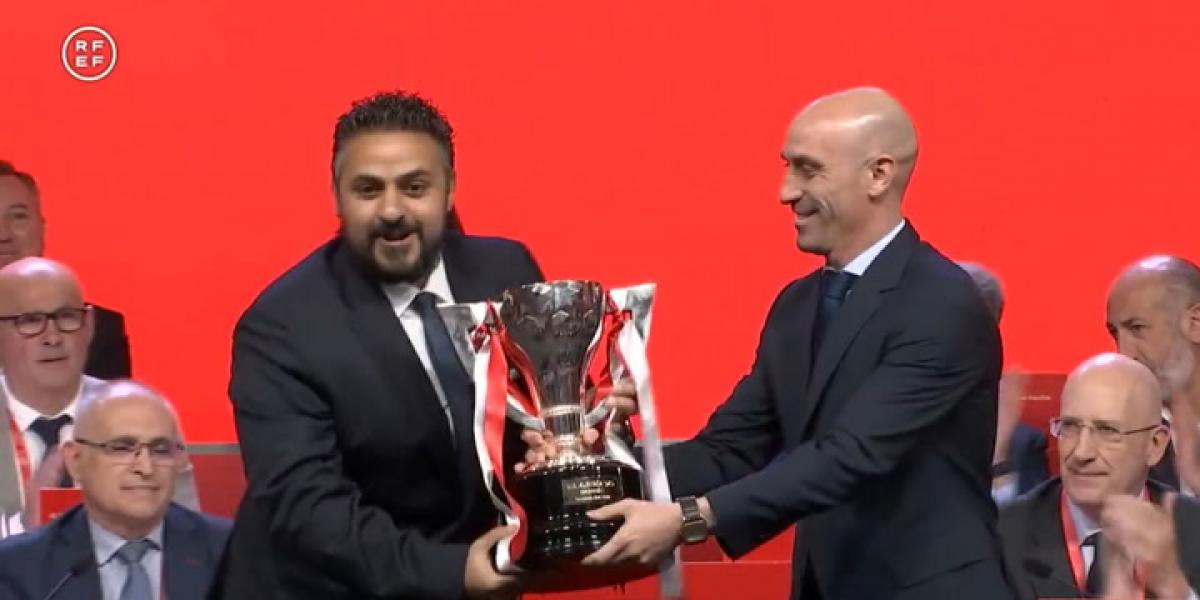 El presidente recibe el trofeo como campeón de LaLiga SmartBank
