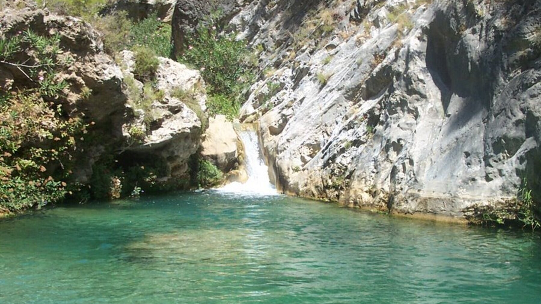 El río de aguas cristalinas escondido en Andalucía que tienes que visitar este verano