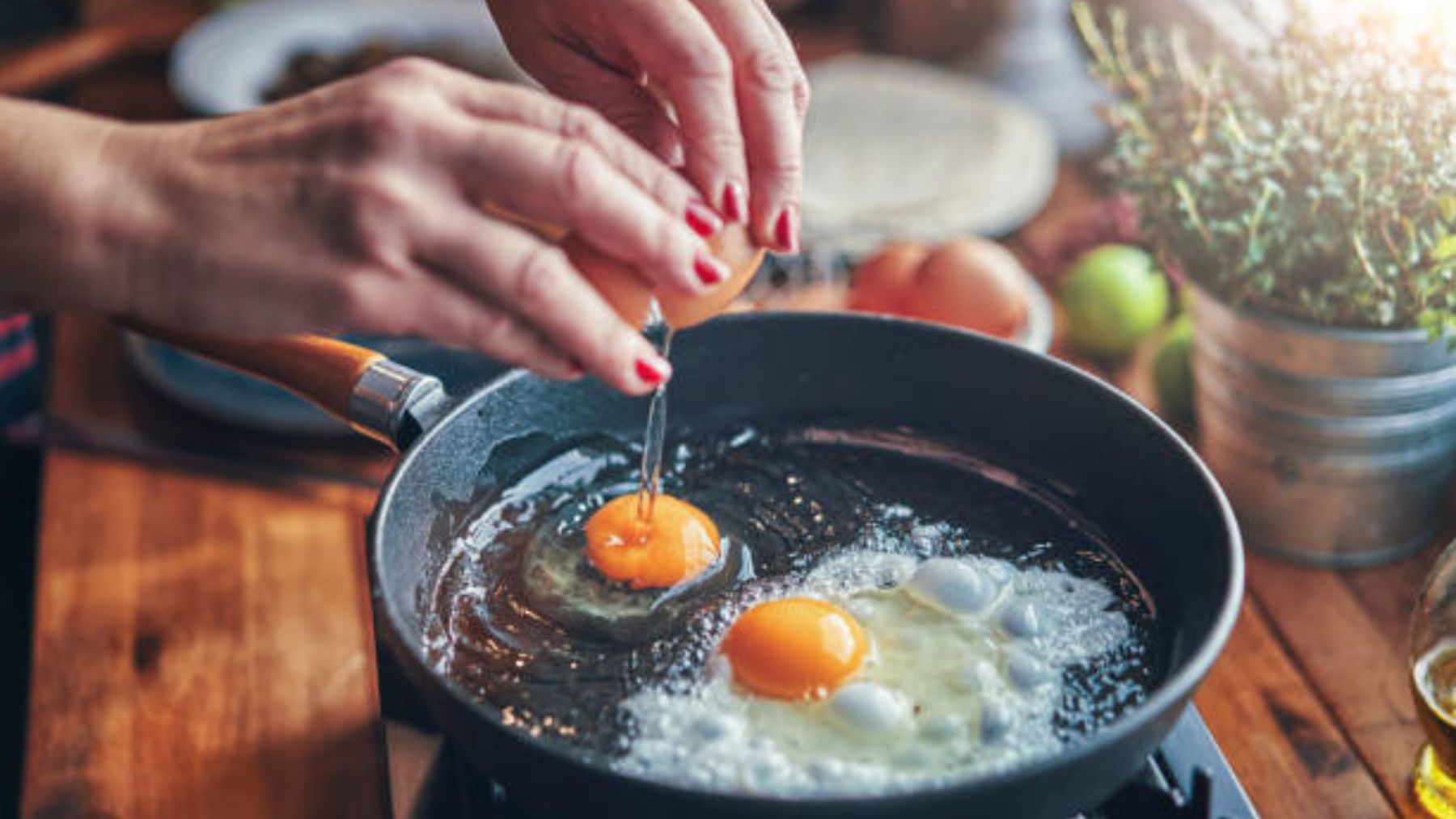 El truco para cocinar un huevo frito perfecto según el chef Gordon Ramsay