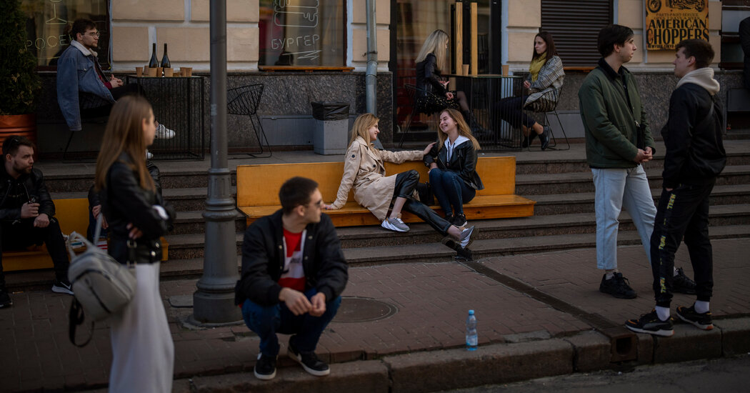 En Kiev, los residentes adoptan con cautela un sentido de normalidad