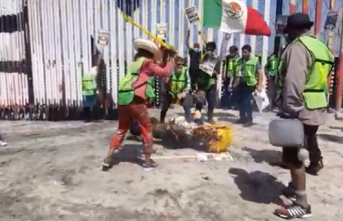 En Tijuana, queman piñata de Trump durante protesta promigrantes | Video