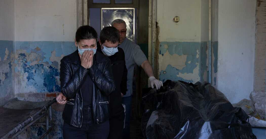 En Ucrania, una bolsa para cadáveres y una hermana en negación