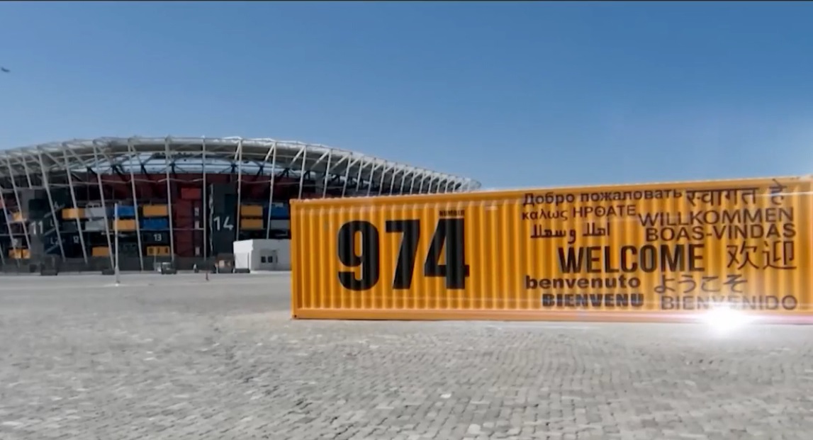 Estadio 974: el primer recinto deportivo hecho con contenedores