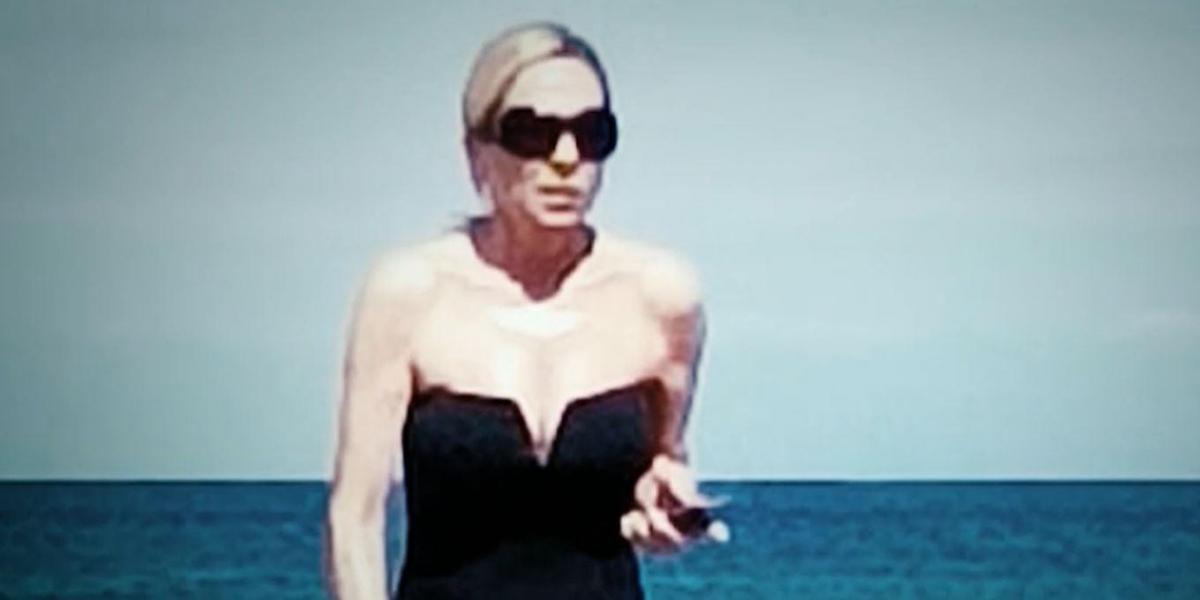 Estas son las imágenes de Marta Sánchez pillada en la playa en bañador