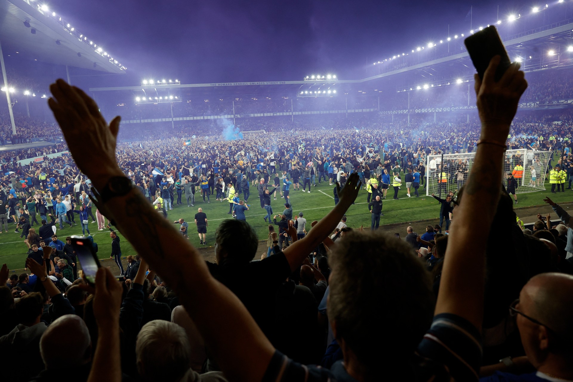 Everton se salva del descenso y desata la locura en el Goodison Park | Fotogalería