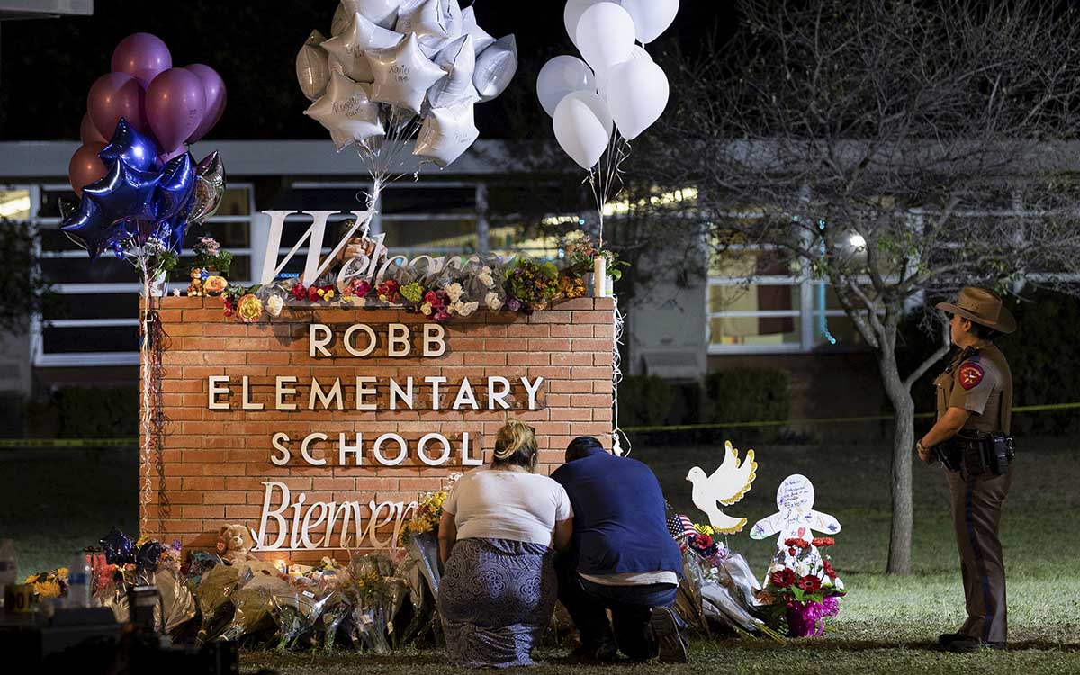 Familias, amigos y vecinos de Uvalde celebran vigilia por las víctimas del tiroteo en la primaria Robb