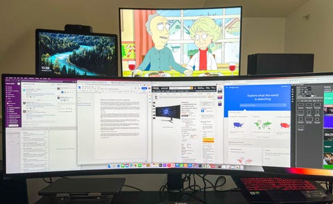 monitor ultraancho en uso en el escritorio de la computadora