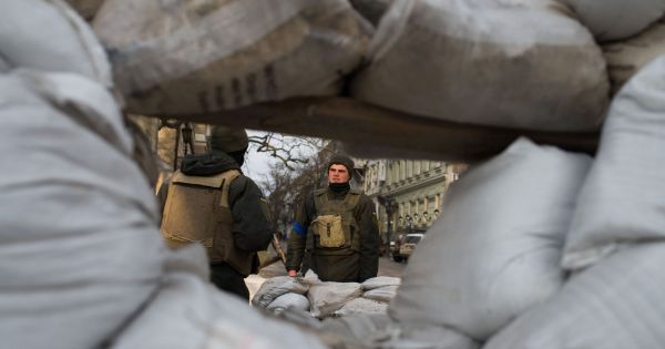 Guerra en Ucrania: Rusia bombardea Odesa y Estados Unidos dice que Putin se prepara para una guerra larga