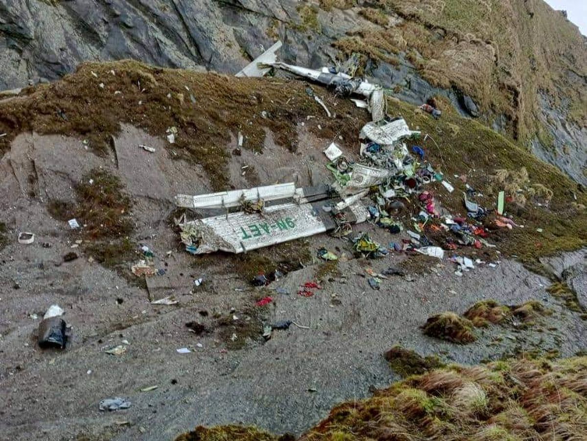 Hallados 14 cadáveres de las 22 personas que volaban en el avión accidentado el domingo en Nepal