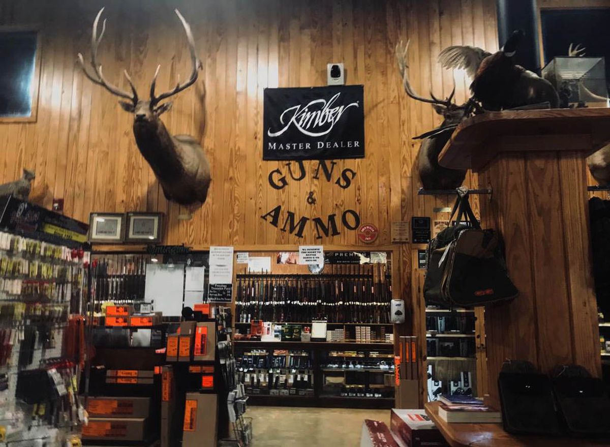 Hamburguesas, bañadores y fusiles de asalto: así es la tienda donde compró sus armas el asesino de Texas