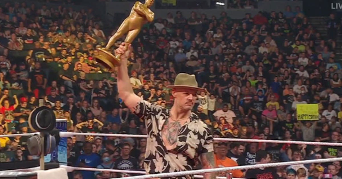 Happy Corbin destruye el trofeo Andre the Giant Memorial Battle Royal en WWE SmackDown