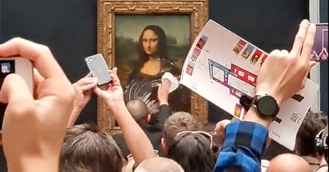 Hombre le tira pastel a la Mona Lisa y unta crema en una vitrina