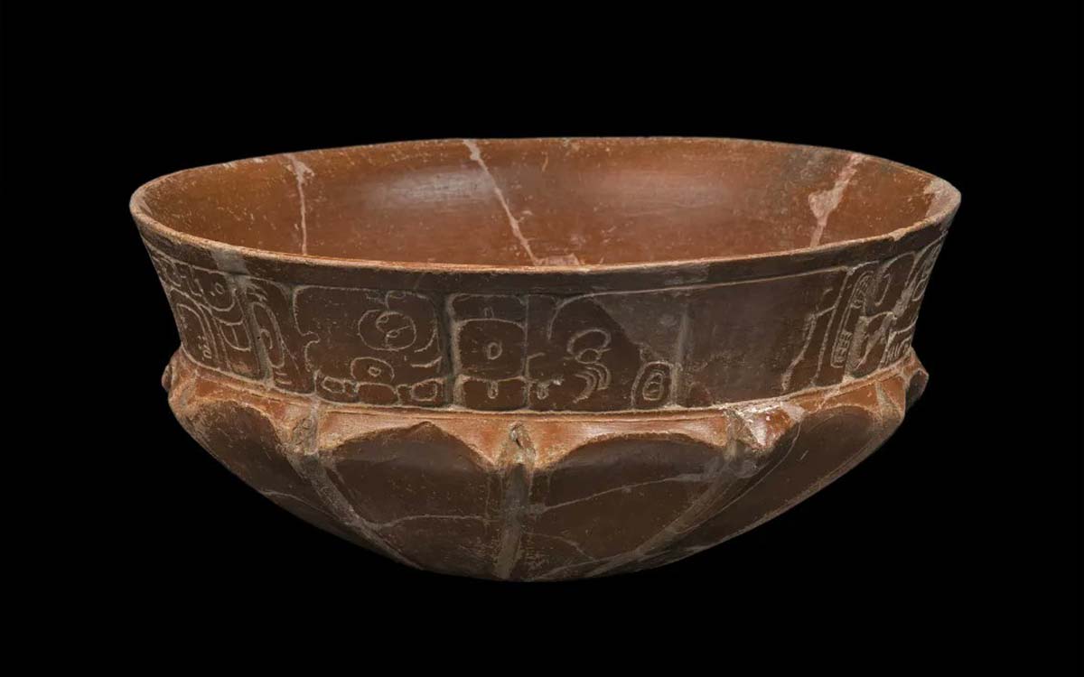 INAH descifra jeroglíficos en vasija hallada en obras del Tren Maya