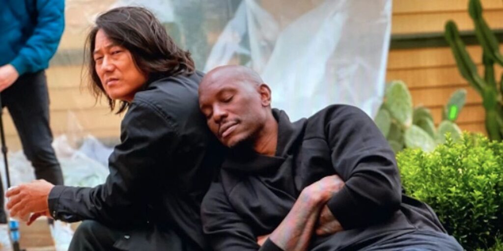 Imagen de Fast 10 muestra a Tyrese Gibson tomando una siesta en el set con Sung Kang