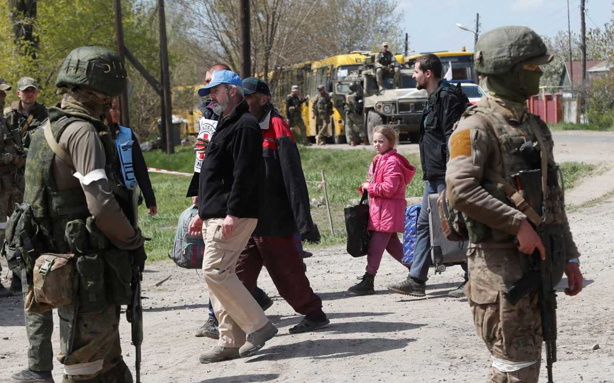 Inicia la evacuación de civiles ucranianos de Mariúpol, la ciudad arrasada por los rusos