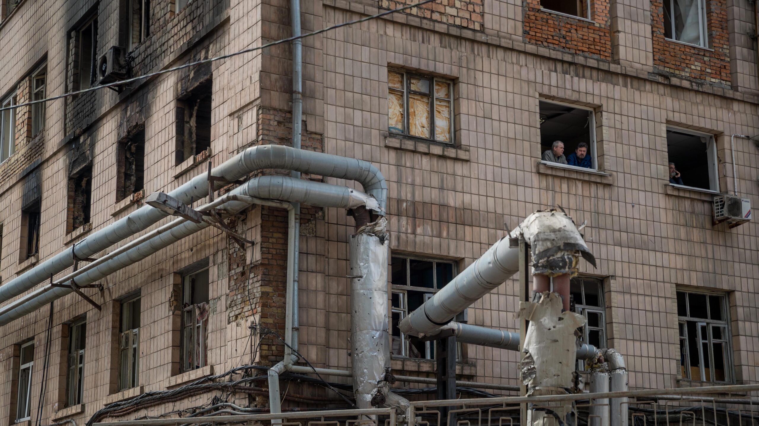 Invasión a Ucrania: evacúan a civiles que viven en una planta siderúrgica en Mariupol