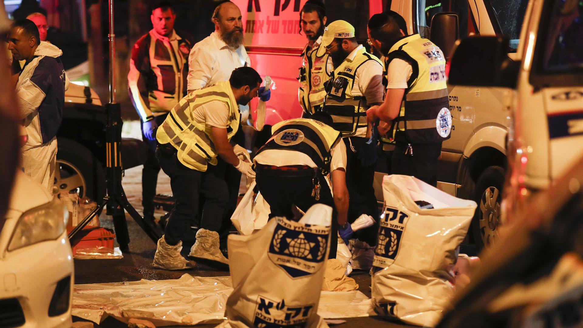 Israel lanza cacería tras los sospechosos de un ataque con cuchillos que dejó muertos