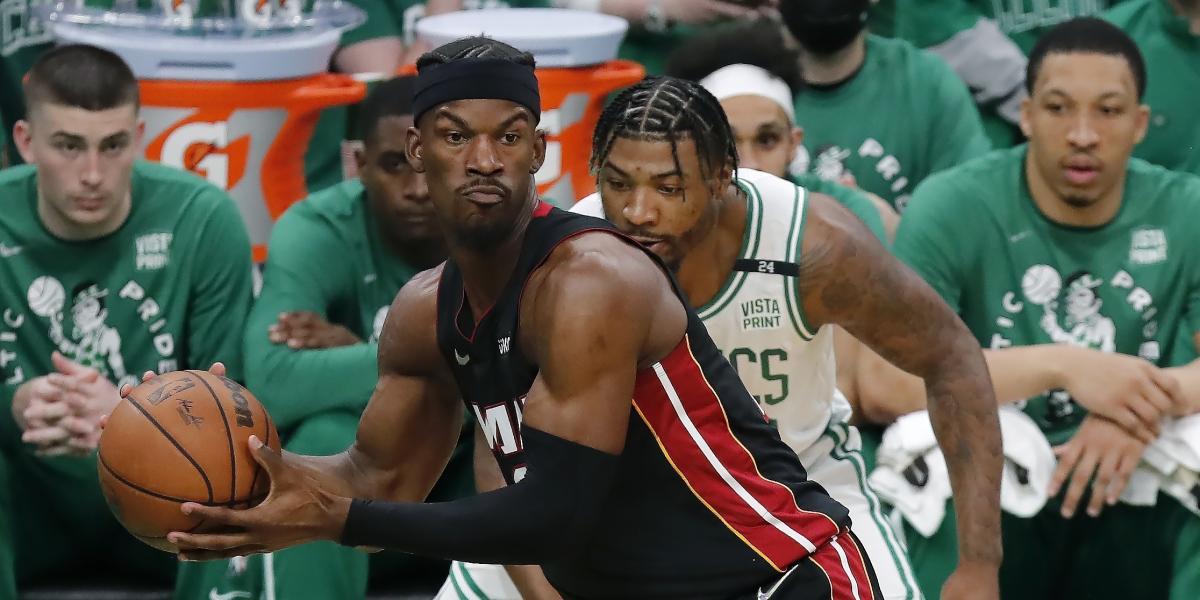 Jimmy Butler abandona el tercer partido con una lesión de rodilla