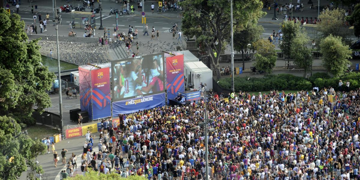 La Plaça Catalunya se llena para seguir la final de la Champions