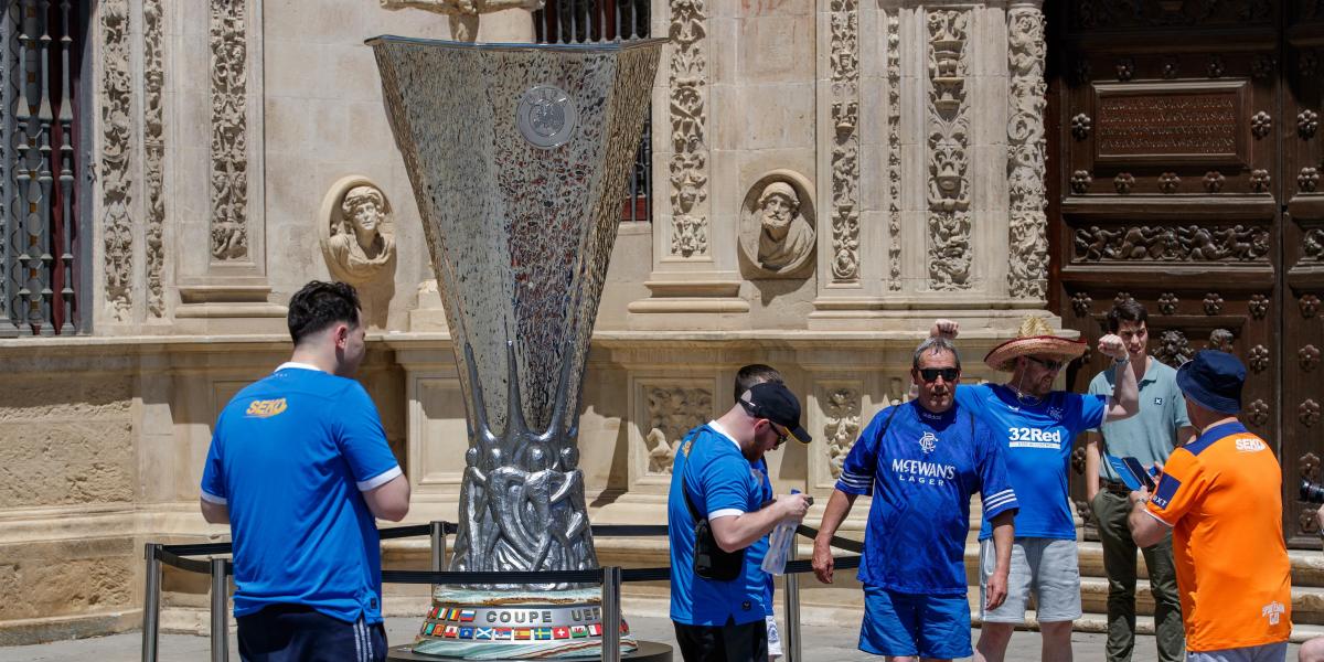 La afición de Rangers y Eintracht ya calienta motores en Sevilla