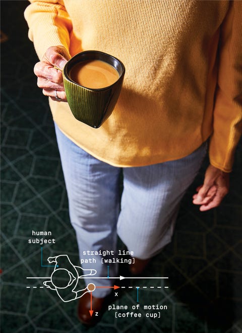 mujer sosteniendo una taza de café