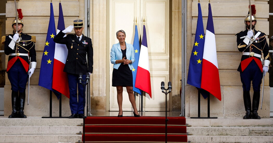 La nueva primera ministra de Francia superó la tragedia en su juventud