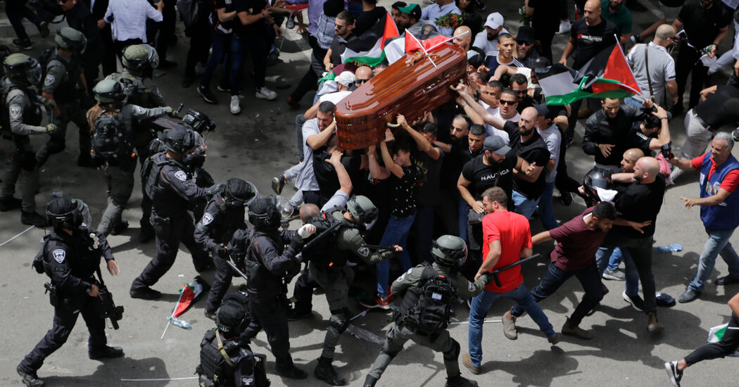 La policía israelí ataca a los dolientes en el funeral de Shireen Abu Akleh: últimas actualizaciones