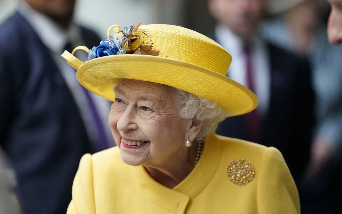 La reina Isabel II reaparece sonriente en el metro de Londres