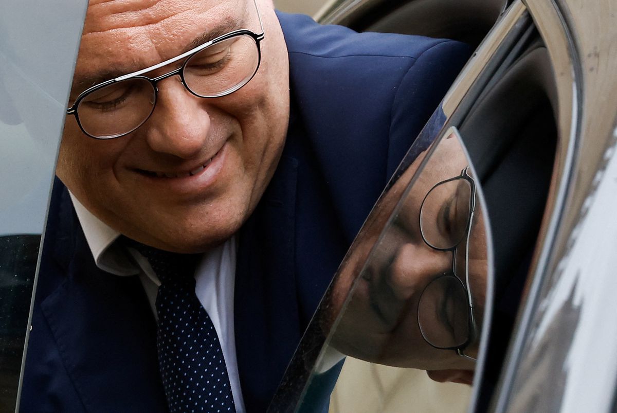 Las acusaciones por violación contra un ministro entorpecen el inicio del mandato de Macron