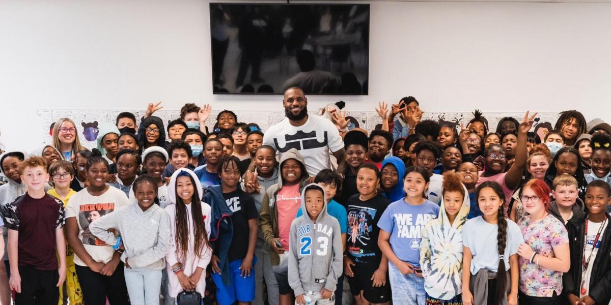 LeBron sorprende a los estudiantes de su escuela benéfica en Ohio