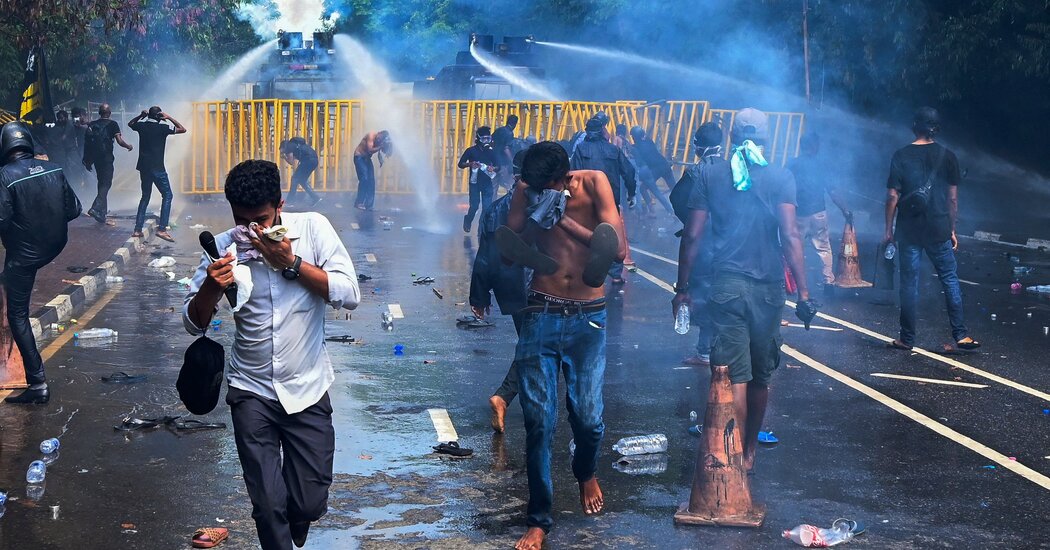Líder de Sri Lanka declara estado de emergencia en medio de protestas